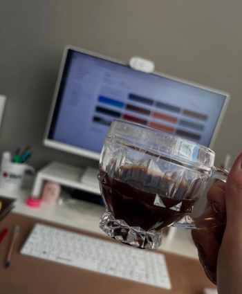 Uma xícara de café no meio da tarde e uma equipe de marketing digital têm algo essencial em comum!  Assim como o café desperta, energiza e traz foco para encarar o restante do dia com mais disposição, uma equipe de marketing digital entra em cena para trazer clareza, direção e resultados para o seu negócio.  💡 O café combate o cansaço, o marketing combate a estagnação. 🚀 O café impulsiona a produtividade, o marketing impulsiona as vendas.  No meio da correria do dia a dia, tomar um café pode parecer um pequeno detalhe. Mas quem já vive a rotina intensa sabe: ele faz toda a diferença. Assim também é o marketing, quando bem feito, muda tudo. Ele te dá visão, estratégia e te coloca na frente.  Então, que tal tomar essa xícara com a gente e dar o próximo passo rumo ao crescimento do seu negócio?