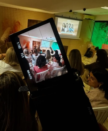 Da estratégia ao pós-evento… acompanhamos cada etapa.  Tudo começa muito antes do grande dia: planejamento da campanha, definição da narrativa, criação de conteúdo, save the date, posts, stories, gravação de Reels e toda a estratégia de divulgação nas redes sociais. 🎥📲  Também cuidamos da estrutura digital do evento, como cadastro no Sympla (ou qualquer outra plataforma de gestão de ingressos), formulários, páginas e fluxos de inscrição — tudo alinhado para facilitar a vida do público e do organizador.   No dia do evento, estamos presentes acompanhando cada momento: registros em foto e vídeo, stories em tempo real, bastidores, cobertura completa e conteúdo estratégico para manter o engajamento vivo. ✨📸  E, claro, finalizamos com o pós-evento: entrega de materiais, Reels, highlights e conteúdos que prolongam o impacto da experiência.