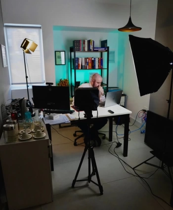 Se você quer produzir vídeos incríveis pro seu negócio, mas trava na hora de gravar ou não sabe por onde começar… relaxa, a gente resolve!  Cuidamos de todo o processo de produção de vídeos estratégicos:   ✅ Entendimento da estratégia ✅ Criação de roteiro ✅ Captação de imagem e produção ✅ Edição, thumbnail e legenda ✅ E até publicação se quiser  Você só precisa aparecer. A gente faz o resto.  👉 Quer saber mais? Manda um alô no direct ou clica no link da bio.  #videosparamarcas #marketingdeconteudo #presencadigital #gravacaodevideo #agenciadigital #LibreAgência