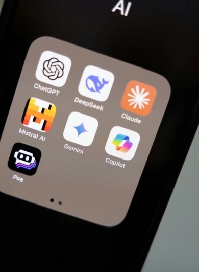 Capa: ChatGPT vs. DeepSeek: qual IA é a melhor assistente para criar conteúdo para redes sociais? 🚀