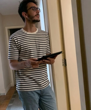 Hoje o parabéns vai pro cara que nunca aparece, mas faz tudo por trás das câmeras acontecer!   Nos bastidores, atrás das câmeras, entre camadas de edição e posts lindos está ele.  Desejamos que sua vida seja sempre cheia de muita inspiração, felicidade e conquistas. Feliz aniversário! Obrigada por dar forma, cor e vida às nossas ideias todos os dias! ♥️  ps: o post não ficou tão bonito, porque não foi você quem fez… 🤣🫶🏼